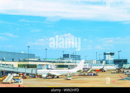 Nach Ansicht des Frankfurter Flughafen, Flugzeuge, Fahrzeuge, Gänge, Deutschland Stockfoto