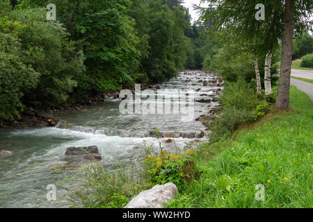 Mountain River Fuscher Ache mit abgestuften Stromschnellen, Österreich Stockfoto