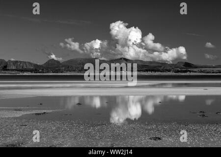 Schwarz-weiß Bild von Wolken im Wasser bei Grunnfor, Vagan, Lofoten, Norwegen, Skandinavien wider Stockfoto