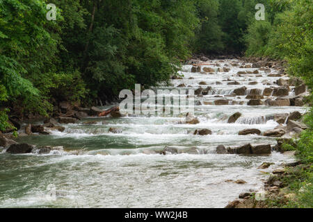 Mountain River Fuscher Ache mit abgestuften Stromschnellen, Österreich Stockfoto