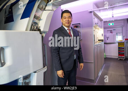 Hongkong, China - ca. April 2019: Verwalter treffen an Bord von Singapore Airlines Airbus A350. Stockfoto