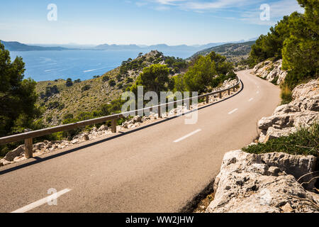 Schmale Straße zum Cap Formentor, Mallorca, Balearen Inseln Stockfoto