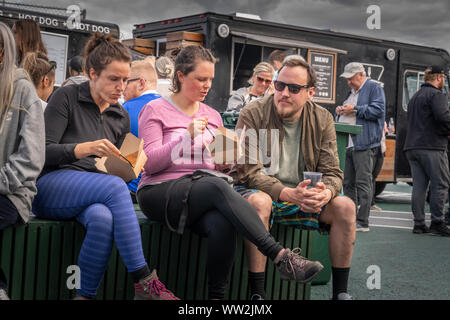 Menschen in Reykjavik Street Food Festival, Reykjavik, Island Stockfoto