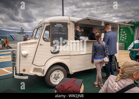 Menschen in Reykjavik Street Food Festival, Reykjavik, Island Stockfoto