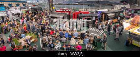 Menschen in Reykjavik Street Food Festival, Reykjavik, Island Stockfoto