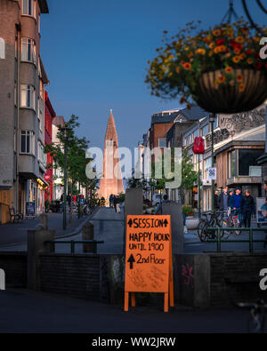 Die Kirche Hallgrimskirkja und Straßenszenen, die Innenstadt von Reykjavik, Island Stockfoto