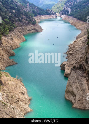 Congost de Mont-rebei (Mont-rebei Schlucht), Noguera Ribagorcana Fluss, Spanien. Luftaufnahme. Touristen in Kajaks sind sichtbar auf dem Wasser. Stockfoto