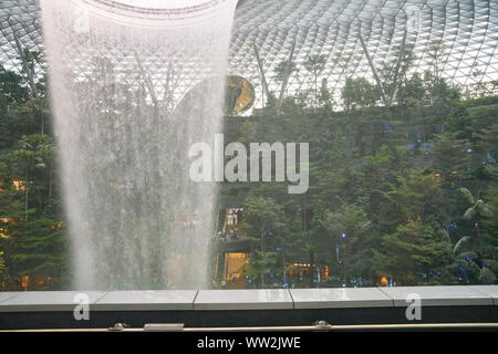 Singapur - ca. April, 2019: Der Regen Vortex an Juwel von der Skytrain Changi Flughafen gesehen. Stockfoto