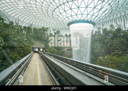 Singapur - ca. April, 2019: Der Regen Vortex an Juwel von der Skytrain Changi Flughafen gesehen. Stockfoto