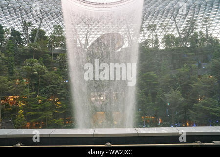 Singapur - ca. April, 2019: Der Regen Vortex an Juwel von der Skytrain Changi Flughafen gesehen. Stockfoto