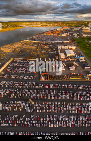 Autos und Transportbehälter, Hafen von Reykjavik, Island Stockfoto