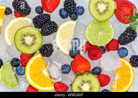 Früchte Beere essen Hintergrund orangen Erdbeeren Eiswürfel frisches Obst Hintergründe Stockfoto