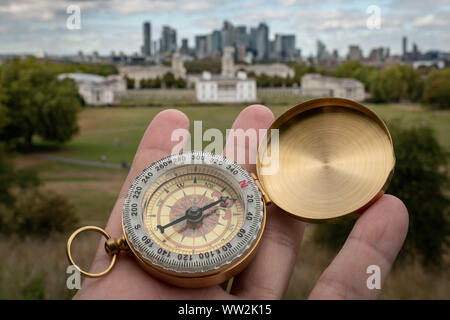 London, Großbritannien. 12. September 2019. Ein Kompass Lesen von der Oberseite der Greenwich Park in der Nähe des Royal Observatory. Kompasse in diesem Monat Punkt True North zum ersten Mal in 360 Jahren, ein Ereignis, das möglicherweise nicht wieder für weitere 20 Jahre geschehen. In den letzten paar hundert Jahren alle britischen Kompass Nadeln haben westlich von True North aufgrund der Deklination gegenwärtig negativen wird hingewiesen. Credit: Guy Corbishley/Alamy leben Nachrichten Stockfoto