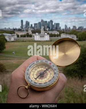 London, Großbritannien. 12. September 2019. Ein Kompass Lesen von der Oberseite der Greenwich Park in der Nähe des Royal Observatory. Kompasse in diesem Monat Punkt True North zum ersten Mal in 360 Jahren, ein Ereignis, das möglicherweise nicht wieder für weitere 20 Jahre geschehen. In den letzten paar hundert Jahren alle britischen Kompass Nadeln haben westlich von True North aufgrund der Deklination gegenwärtig negativen wird hingewiesen. Credit: Guy Corbishley/Alamy leben Nachrichten Stockfoto