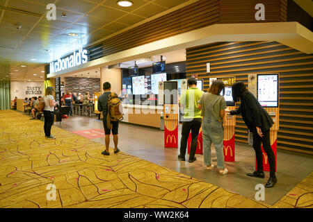 Singapur - ca. April 2019: McDonald's am Changi International Airport. Stockfoto