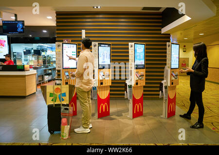 Singapur - ca. April 2019: McDonald's am Changi International Airport. Stockfoto