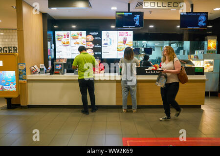 Singapur - ca. April 2019: McDonald's am Changi International Airport. Stockfoto