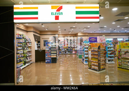 Singapur - ca. April 2019: Eingang 7-Eleven am Changi International Airport. Stockfoto