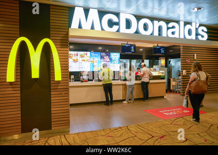 Singapur - ca. April 2019: McDonald's am Changi International Airport. Stockfoto