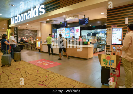 Singapur - ca. April 2019: McDonald's am Changi International Airport. Stockfoto