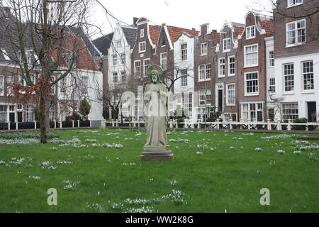 Das Viertel der Beginen von amstedam. Beginenhof in der geheime Garten der Beginen in Amsterdam an einem bewölkten Tag im Winter Stockfoto