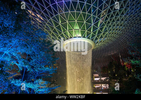 Singapur - ca. April 2019: 40 meter HSBC Regen Wirbel, der weltweit höchsten Wasserfall an der Juwel Changi Airport in der Nacht. Stockfoto