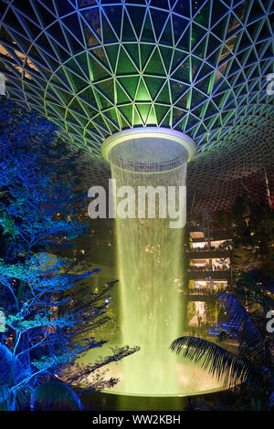 Singapur - ca. April 2019: 40 meter HSBC Regen Wirbel, der weltweit höchsten Wasserfall an der Juwel Changi Airport in der Nacht. Stockfoto