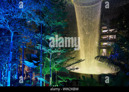 Singapur - ca. April 2019: 40 meter HSBC Regen Wirbel, der weltweit höchsten Wasserfall an der Juwel Changi Airport in der Nacht. Stockfoto