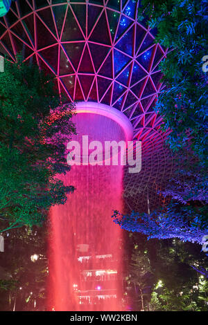 Singapur - ca. April 2019: 40 meter HSBC Regen Wirbel, der weltweit höchsten Wasserfall an der Juwel Changi Airport in der Nacht. Stockfoto