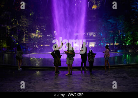 Singapur - ca. April 2019: 40 meter HSBC Regen Wirbel, der weltweit höchsten Wasserfall an der Juwel Changi Airport in der Nacht. Stockfoto