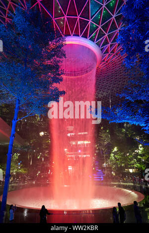 Singapur - ca. April 2019: 40 meter HSBC Regen Wirbel, der weltweit höchsten Wasserfall an der Juwel Changi Airport in der Nacht. Stockfoto