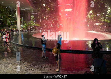 Singapur - ca. April 2019: 40 meter HSBC Regen Wirbel, der weltweit höchsten Wasserfall an der Juwel Changi Airport in der Nacht. Stockfoto