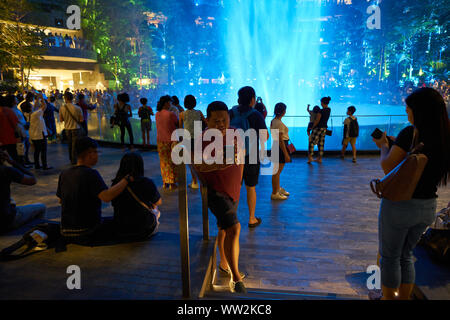 Singapur - ca. April 2019: 40 meter HSBC Regen Wirbel, der weltweit höchsten Wasserfall an der Juwel Changi Airport in der Nacht. Stockfoto