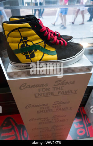 Vans ist ein Skateboard Schuhe und Bekleidung Händler, Fifth Avenue, New York, USA Stockfoto