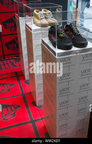 Vans ist ein Skateboard Schuhe und Bekleidung Händler, Fifth Avenue, New York, USA Stockfoto