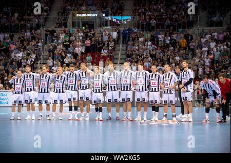 Miha ZARABEC (KI), Niclas EKBERG (KI), Steffen WEINHOLD, Gisli Thorgeir KRISTJANSSON (KI), Nikola BILYK (KI), Magnus LANDIN JACOBSEN (KI), Rune DAHMKE (KI), von links nach rechts Miha ZARABEC (KI), Pavel HORAK (KI), Patrick WIENCEK (KI), Harald REINKIND (KI), Ole RAHMEL (KI), Lukas NILSSON (KI), Coach Filip JICHA (KI), Hendrik PEKELER (KI), Domagoj DUVNJAK (KI), Torwart Niklas LANDIN JACOBSEN (KI). Handball Super Cup 2019, SG Flensburg-Handewitt (FL) - THW Kiel (KI) 32:31 (Draw sieben Meter werfen), am 21.08.2019 in Düsseldorf/Deutschland. € | Nutzung weltweit Stockfoto