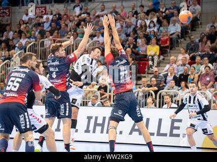 Wurf von Domagoj DUVNJAK (KI) Förderung, von links nach rechts Micha, JURECKI (FL), Johannes GOLLA (FL), Magnus Stange (FL), Handball Super Cup 2019, SG Flensburg-Handewitt (FL) - THW Kiel (KI) 32:31 (in den 7-Meter werfen), am 21.08.2019 in Düsseldorf/Deutschland. | Verwendung weltweit Stockfoto