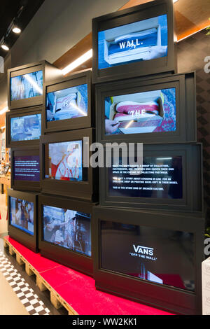 Vans ist ein Skateboard Schuhe und Bekleidung Händler, Fifth Avenue, New York, USA Stockfoto