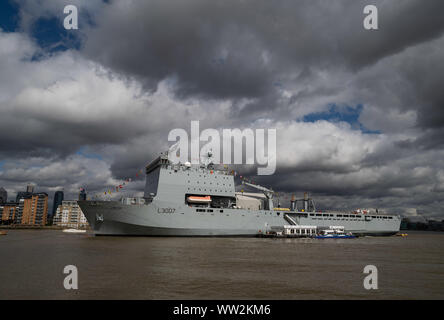 London, Großbritannien. 12. September 2019. RFA-Lyme Bay (L 3007) in der Themse in der Nähe von Greenwich. RFA-Lyme Bay ist eine Bucht-Klasse auxiliary Landing ship Dock der britischen königlichen Flotte Hilfs- und dazu in der Lage, eine bedeutende Streitmacht irgendwo in der Welt. Credit: Guy Corbishley/Alamy leben Nachrichten Stockfoto