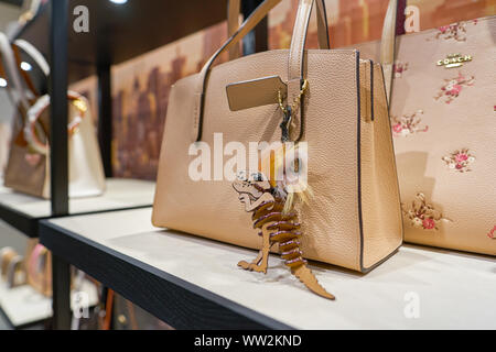 Singapur - ca. April 2019: Nahaufnahme von Damentaschen auf Anzeige an Trainer store in Jewel Changi Airport. Stockfoto