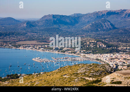 Port de Pollenca, Mallorca, von Es Colomer gesehen mit fernen Bergen, September 2018 Stockfoto