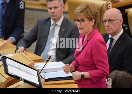 Edinburgh, Großbritannien. 12 Sep, 2019. Bild: (links-rechts) Derek Mackay MSP-Finanzminister; Nicola Sturgeon MSP - Erster Minister von Schottland und Leiter der Scottish National Party (SNP); John Swinney MSP - Delegieren erster Minister. Erste Sitzung des Ersten Minister Fragen als das schottische Parlament versucht, einen Weg durch den Fallout der neuesten Brexit Verwirrung zu lenken und Schottland von aus der EU zu verhindern. Credit: Colin Fisher/Alamy leben Nachrichten Stockfoto