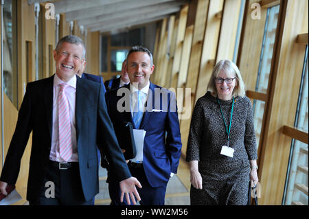 Edinburgh, Großbritannien. 12 Sep, 2019. Bild: (links-rechts) Wilie Rennie MSP-Führer der schottischen Liberaldemokratischen Partei; Alex; Beatrice Wishart Cole-Hamilton MSP MSP - neu gewählten MSP für Shetland. Erste Sitzung des Ersten Minister Fragen als das schottische Parlament versucht, einen Weg durch den Fallout der neuesten Brexit Verwirrung zu lenken und Schottland von aus der EU zu verhindern. Credit: Colin Fisher/Alamy leben Nachrichten Stockfoto