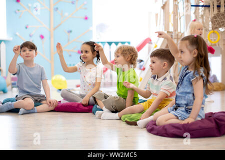 Kinder im Vorschulalter spielen auf sprachtherapie Lektion in Kindergarten oder Grundschule Stockfoto