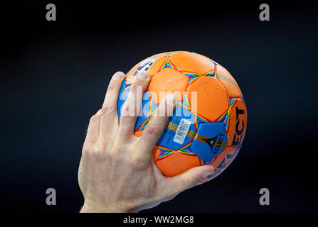 Feature, der Spielball mit integriertem Chip für Sport Daten und Analyse der Spieler und das Spiel, Ball, wählen Sie Punkndrublic, Handball Super Cup 2019, SG Flensburg-Handewitt (FL) - THW Kiel (KI) 32:31 (im Siebenmeterwerfen), am 21.08 .2019 in Düsseldorf/Deutschland. | Verwendung weltweit Stockfoto