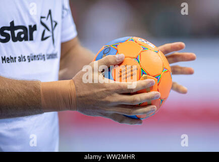 Feature, der Spielball mit integriertem Chip für Sport Daten und Analyse der Spieler und das Spiel, Ball, wählen Sie Punkndrublic, Handball Super Cup 2019, SG Flensburg-Handewitt (FL) - THW Kiel (KI) 32:31 (im Siebenmeterwerfen), am 21.08 .2019 in Düsseldorf/Deutschland. | Verwendung weltweit Stockfoto