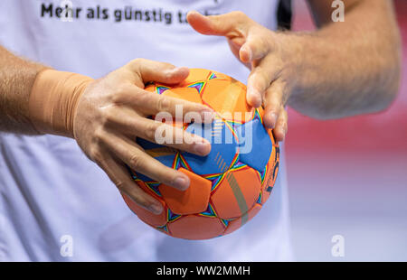 Feature, der Spielball mit integriertem Chip für Sport Daten und Analyse der Spieler und das Spiel, Ball, wählen Sie Punkndrublic, Handball Super Cup 2019, SG Flensburg-Handewitt (FL) - THW Kiel (KI) 32:31 (im Siebenmeterwerfen), am 21.08 .2019 in Düsseldorf/Deutschland. | Verwendung weltweit Stockfoto