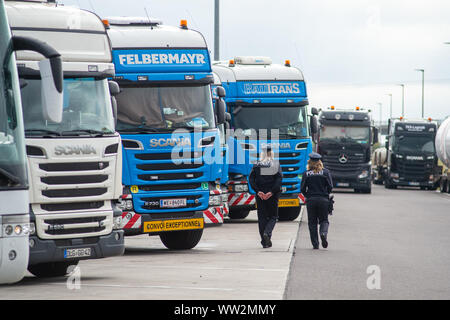 12. September 2019, Sachsen-Anhalt, Hohe Börde: Polizisten zu Fuß über die Hohe Börde Raststätte auf der Autobahn A 2 LKW-Fahrer zu einem Informationsstand, die Informationen über die besonderen Unfallgefahren wie Müdigkeit und Sekundenschlaf einzuladen. Der Anlass ist der bundesweiten Aktionstag icher. mobil.leben - Brummis im Blick", die auf die Fahrer von Lkw, Busse und Überlandbusse. Foto: Klaus-Dietmar Gabbert/dpa-Zentralbild/ZB Stockfoto