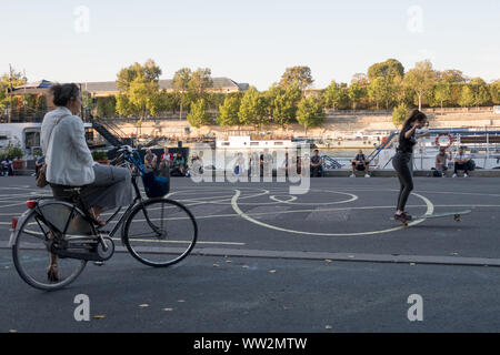 Paris, Frankreich, 30.August 2019: Amateur skateboard Event am Ufer der Seine in Paris, Frankreich Stockfoto