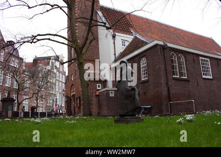 Das Viertel der Beginen von amstedam. Beginenhof in der geheime Garten der Beginen in Amsterdam an einem bewölkten Tag im Winter Stockfoto